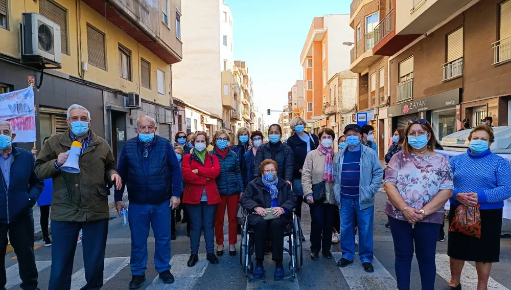 Vecinos de Puertas Coloradas de Elche concentrados. Vecinos de Puertas Coloradas de Elche concentrados.