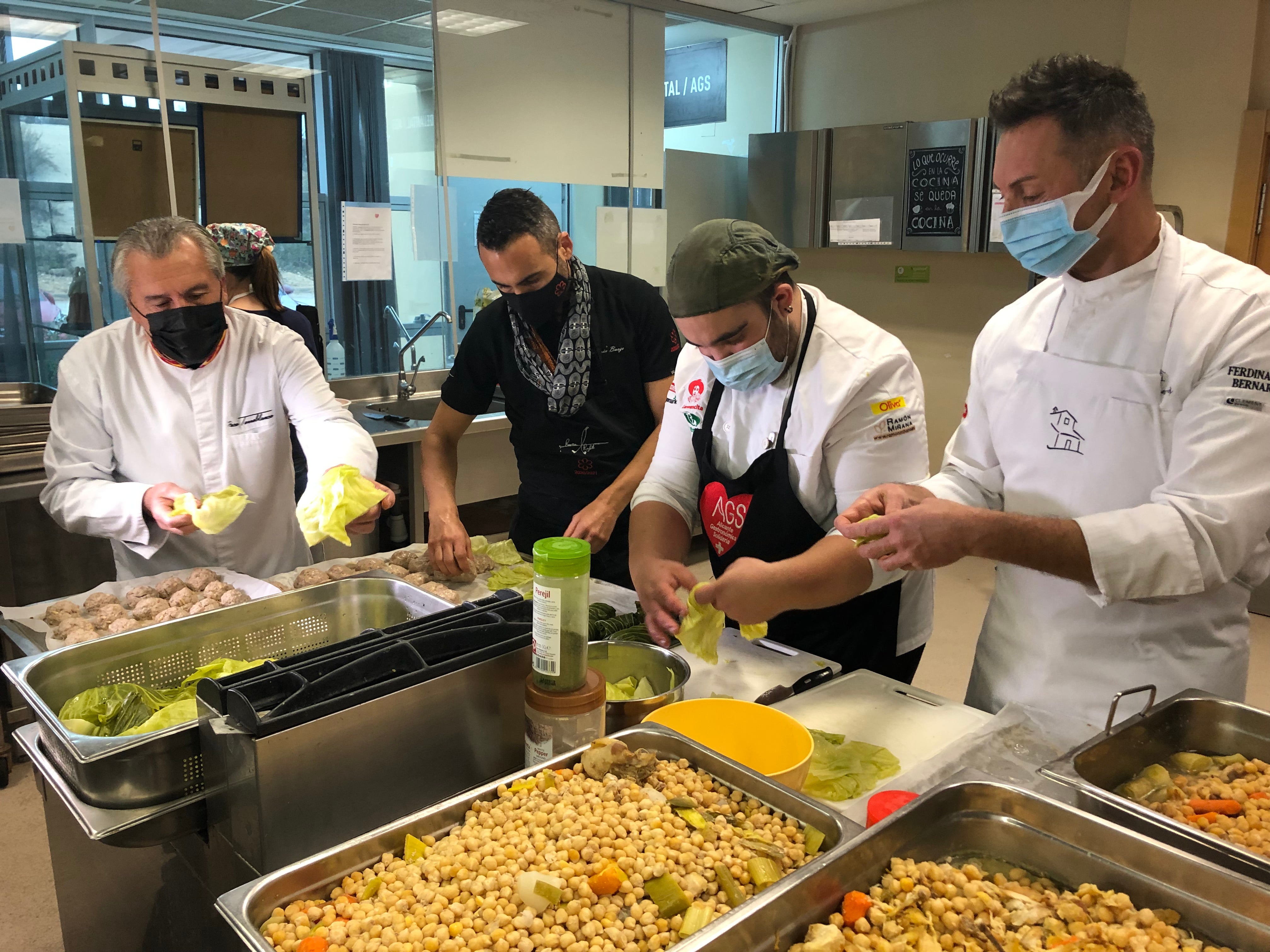 Alicante Gastronómica Solidaria reparte cerca de 12 mil menús estas Navidades entre los colectivos más vulnerables Alicante Gastronómica Solidaria reparte cerca de 12 mil menús estas Navidades entre los colectivos más vulnerables