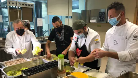 Alicante Gastronómica Solidaria reparte cerca de doce mil menús estas Navidades. Alicante Gastronómica Solidaria reparte cerca de doce mil menús estas Navidades.