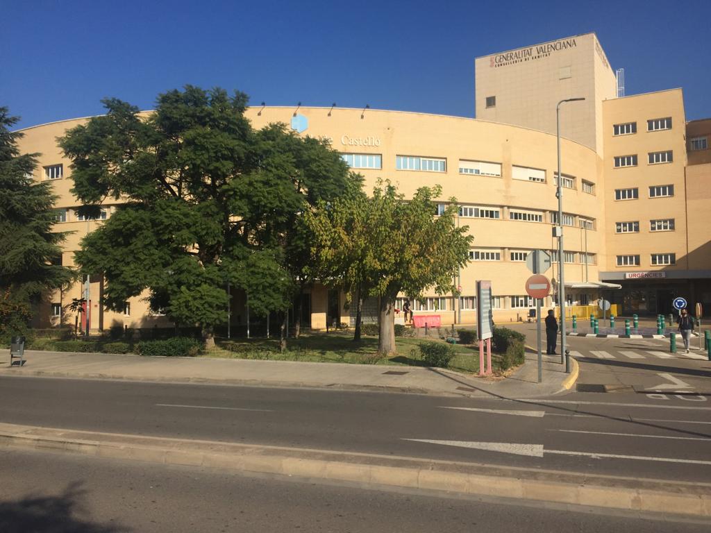 El SAMU asiste a dos personas tras colisionar un coche y un camión en Cabanes El SAMU asiste a dos personas tras colisionar un coche y un camión en Cabanes