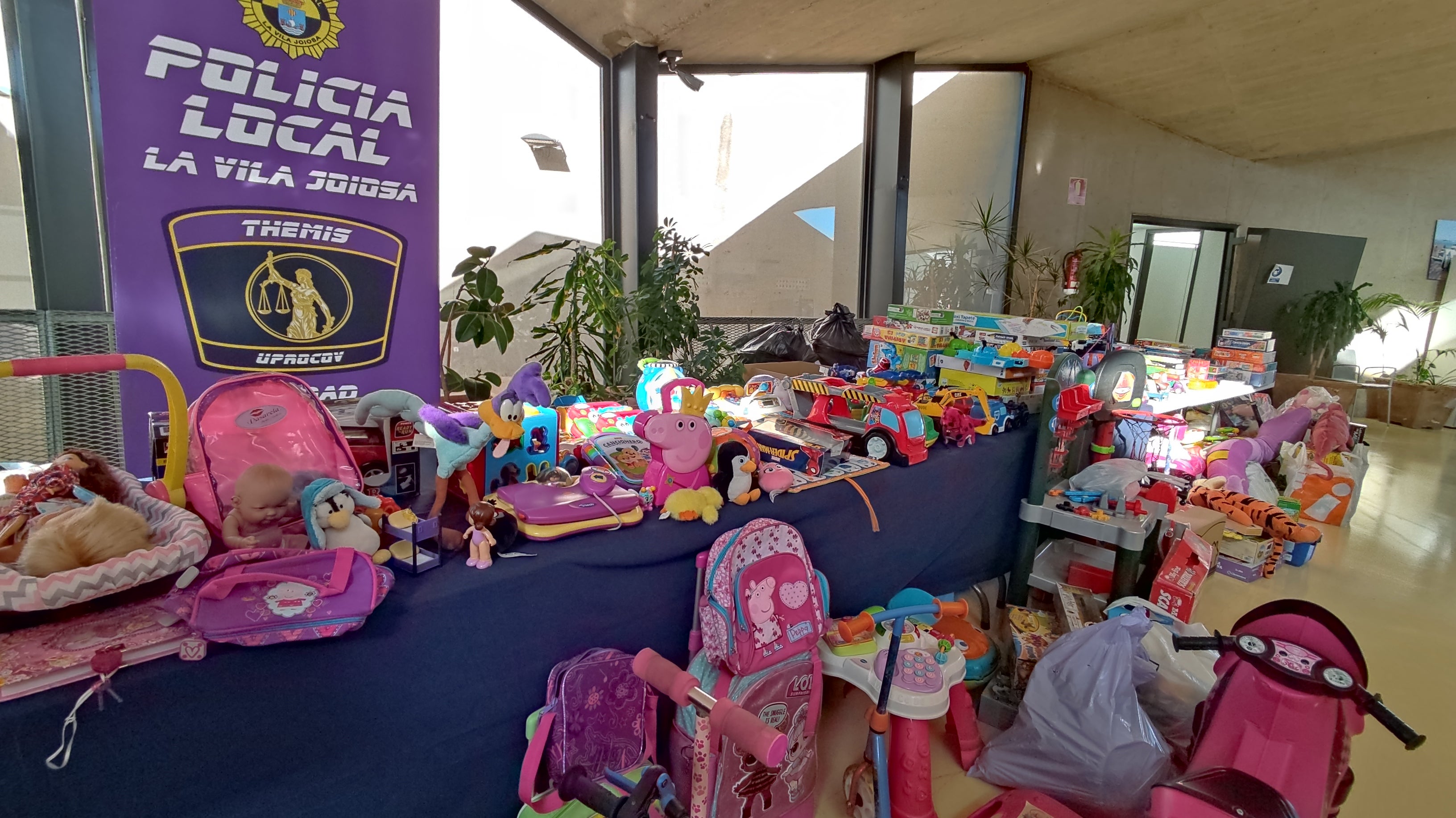 La Policía Local de La Vila Joiosa recoge más de 1.000 juguetes para niños desfavorecidos La Policía Local de La Vila Joiosa recoge más de 1.000 juguetes para niños desfavorecidos