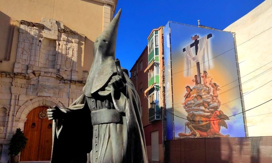 Festividades coloca una lona gigante con imagen de ‘La Diablesa’ junto al Museo de Semana Santa Festividades coloca una lona gigante con imagen de ‘La Diablesa’ junto al Museo de Semana Santa