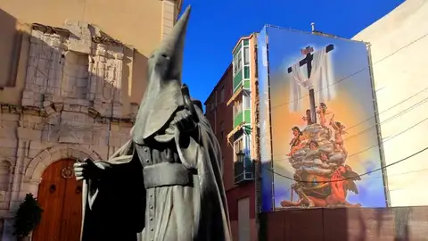 Festividades coloca una lona gigante con imagen de ‘La Diablesa’ junto al Museo de Semana Santa lona