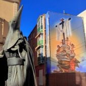 Festividades coloca una lona gigante con imagen de ‘La Diablesa’ junto al Museo de Semana Santa 