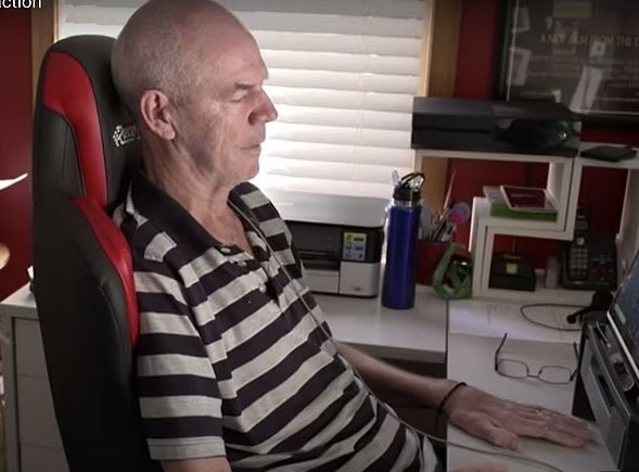 Un enfermo de ELA envía un tweet con su mente gracias a un chip implantado en su cerebro Un enfermo de ELA envía un tweet con su mente gracias a un chip implantado en su cerebro