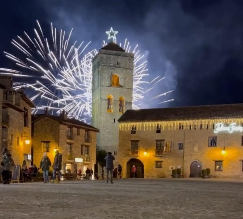 Navidad en Aínsa: alimentando la hoguera en su Plaza Mayor Navidad en Aínsa: alimentando la hoguera en su Plaza Mayor