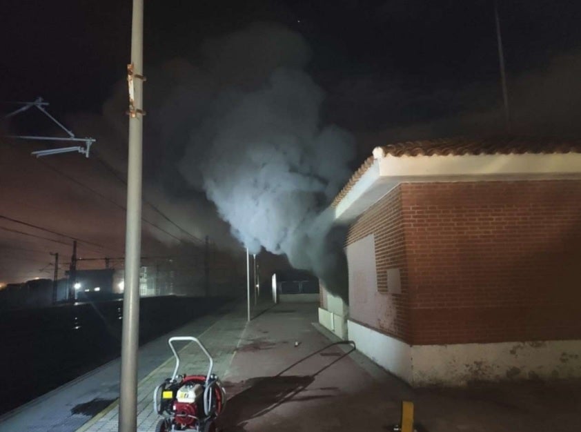 Renfe programa un servicio especial de bus València-Castelló tras el incendio por el robo de mil metros de cobre Renfe programa un servicio especial de bus València-Castelló tras el incendio por el robo de mil metros de cobre