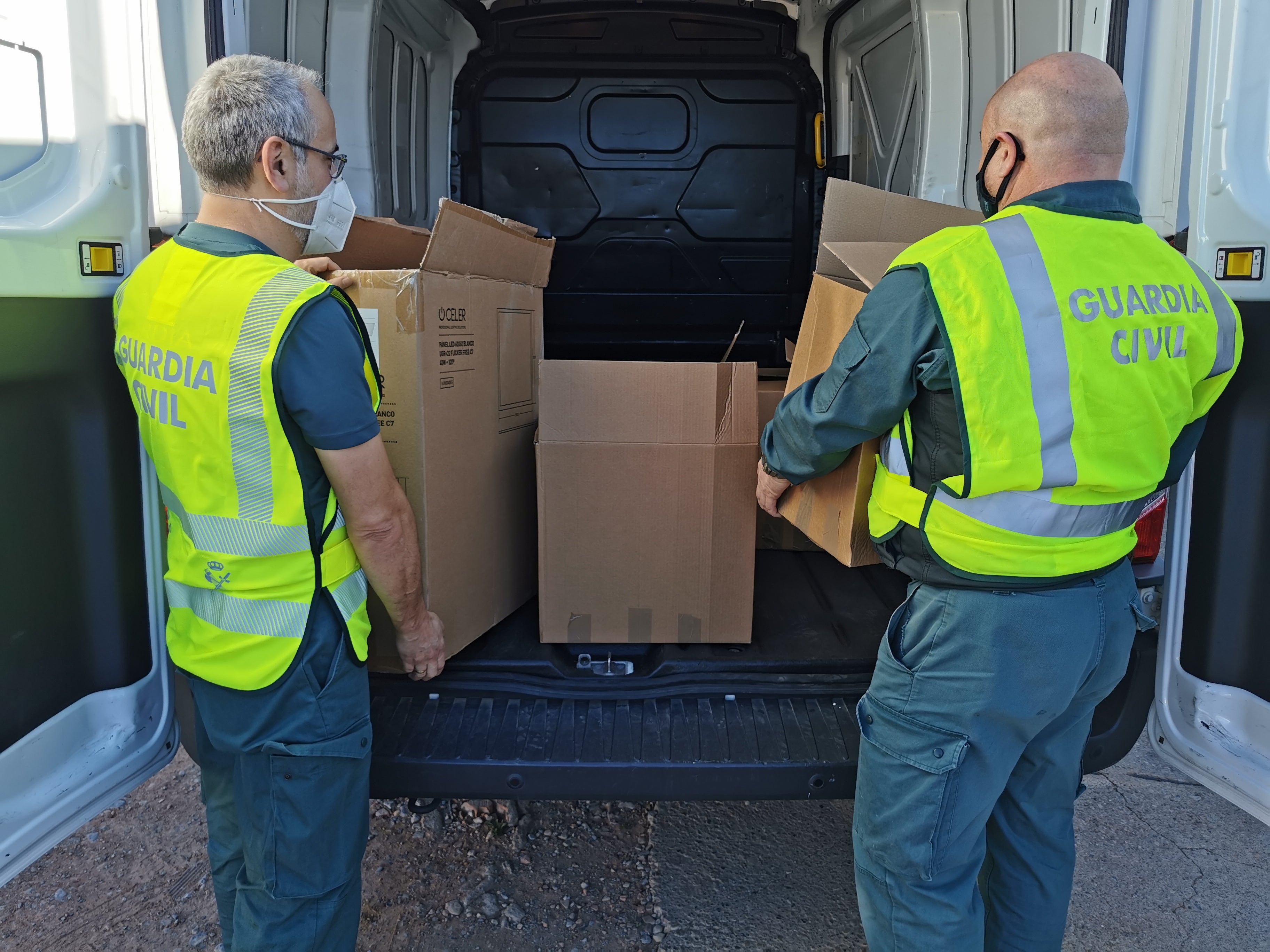 La Guardia Civil de Castellón realiza como todos los años la recogida solidaria de alimentos en beneficio del comedor social del Padre Ricardo La Guardia Civil de Castellón realiza como todos los años la recogida solidaria de alimentos en beneficio del comedor social del Padre Ricardo