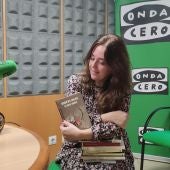 Mercedes Corbillón con los libros que recomienda en Un alto en el camino