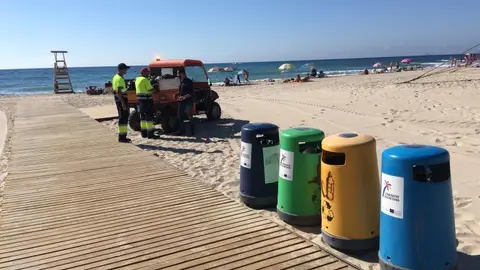 Limpieza Viaria y RSU pone en marcha el servicio de refuerzo de limpieza en las playas de Orihuela limpieza