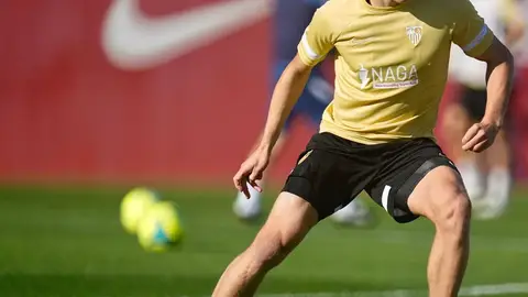 Ludwig Augustinsson, lateral del Sevilla, en un entrenamiento en la Ciudad Deportiva. Ludwig Augustinsson, lateral del Sevilla, en un entrenamiento en la Ciudad Deportiva.