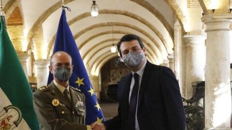 El teniente coronel Antonio Ruiz y el alcalde, Jos&eacute; Mar&iacute;a Bellido, firman el acta de ocupaci&oacute;n 