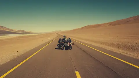 Agustín Ostos está dando la vuelta al mundo en moto entrevistando tribus Un alto en el camino
