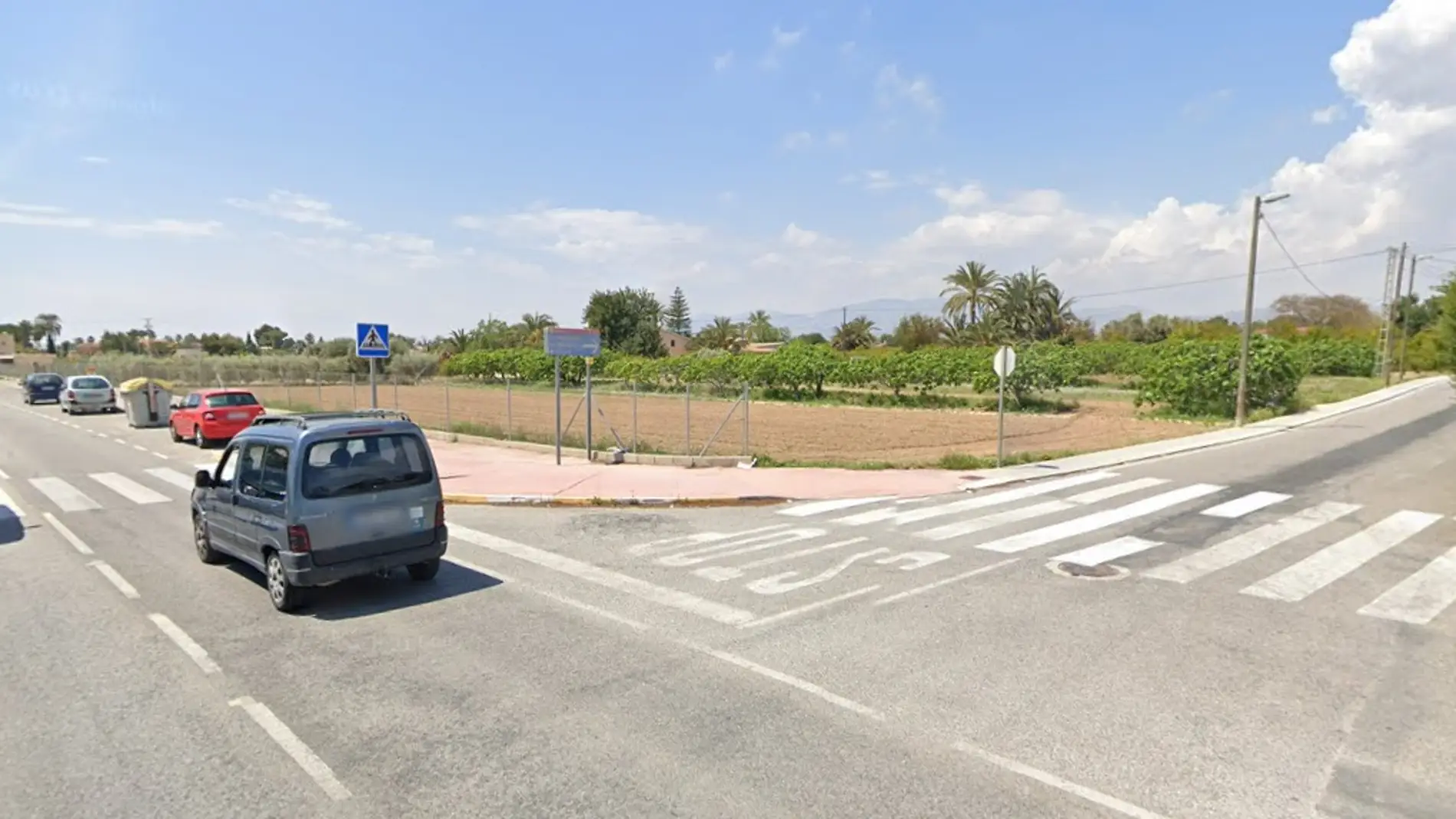 CONTIGO Elche reclama la instalación de un semáforo en la salida del colegio El Garrofers de Matola.