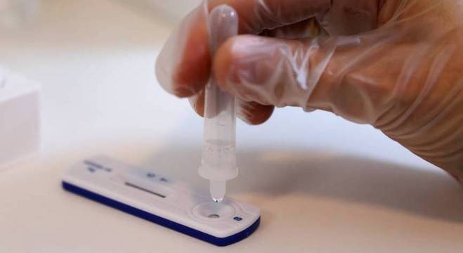 Sanidad pide retirar de la venta unos test de antígenos tras detectarse falsos positivos Sanidad pide retirar de la venta unos test de antígenos tras detectarse falsos positivos