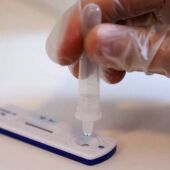 El Colegio de Farmacéuticos de Badajoz denuncia que una ferretería de la capital pacense vendía test de antígenos