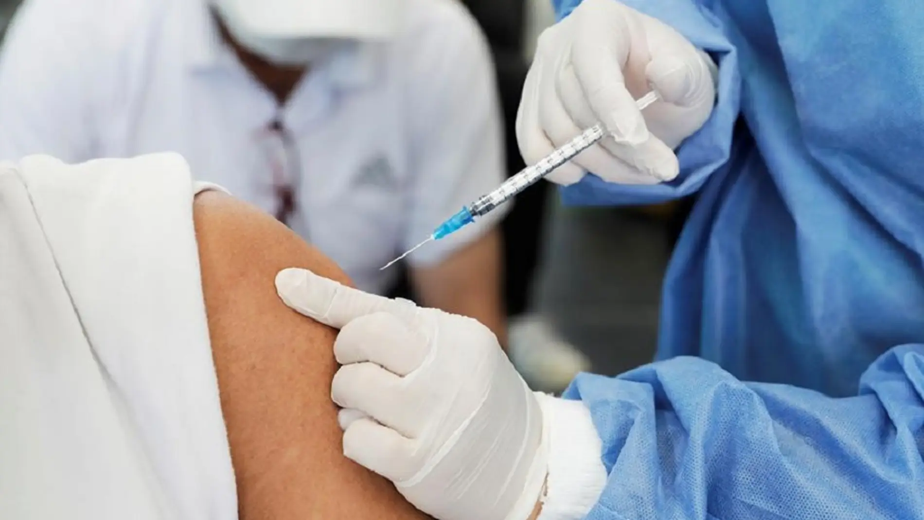 Una enfermera pone una vacuna en una imagen de archivo