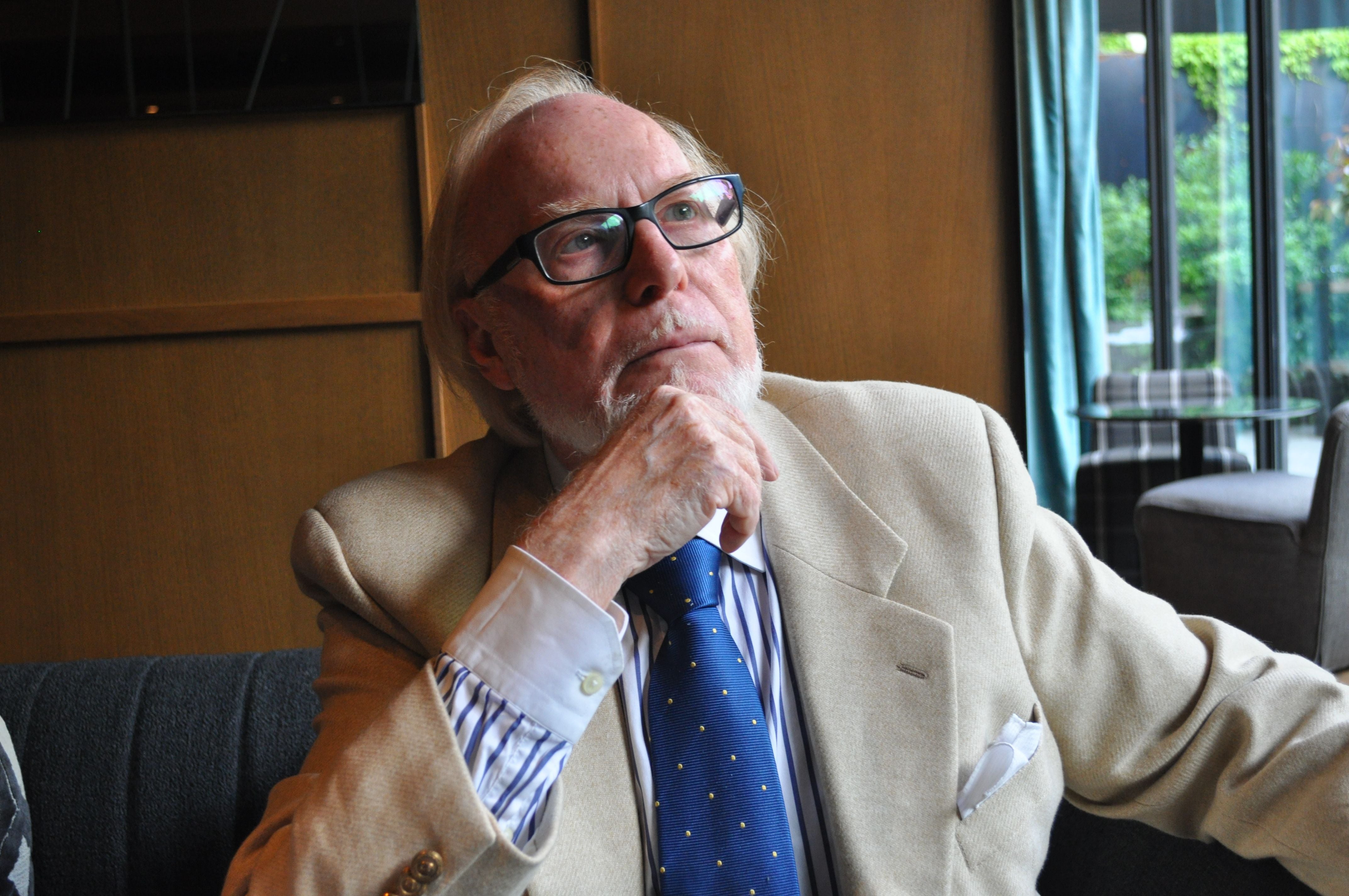 Mauricio Wiesenthal, escritor: "Hay que desvestir despacio al 2022, será divertido verle todas las costuras" Mauricio Wiesenthal, escritor: "Hay que desvestir despacio al 2022, será divertido verle todas las costuras"