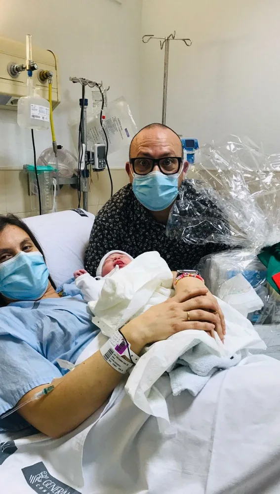 La primera bebé nacida en Elche en 2022 junto a sus padres en el Hospital General Universitario.