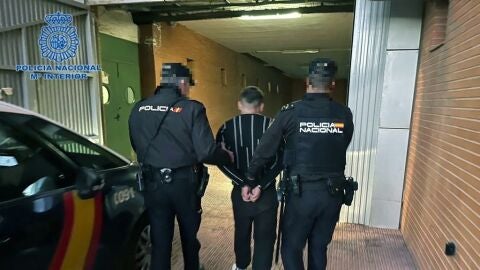 El detenido por el asesinato machista el d&iacute;a de Navidad en Elche entrando en la Comisar&iacute;a tras ser detenido.