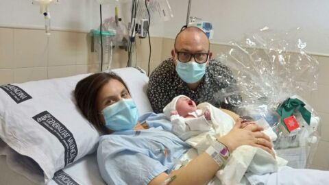 La primera beb&eacute; nacida en Elche en 2022 junto a sus padres en el Hospital General Universitario.
