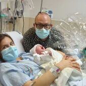 La primera bebé nacida en Elche en 2022 junto a sus padres en el Hospital General Universitario.