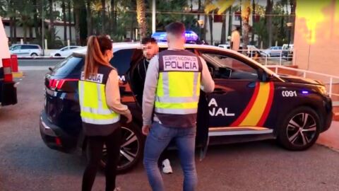 El detenido por el asesinato machista de Elche a su llegada a la Comisar&iacute;a.