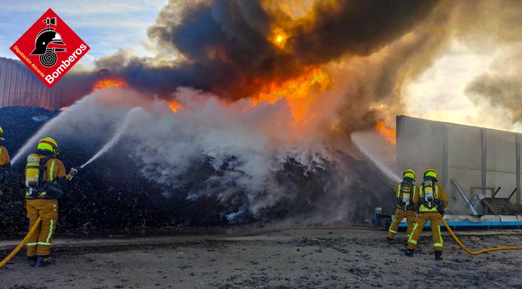 Bomberos de Elche, Crevillent, Elda y San Vicente extinguen un incendio en una empresa de fabricación de neumáticos de Aspe Bomberos de Elche, Crevillent, Elda y San Vicente extinguen un incendio en una empresa de fabricación de neumáticos de Aspe