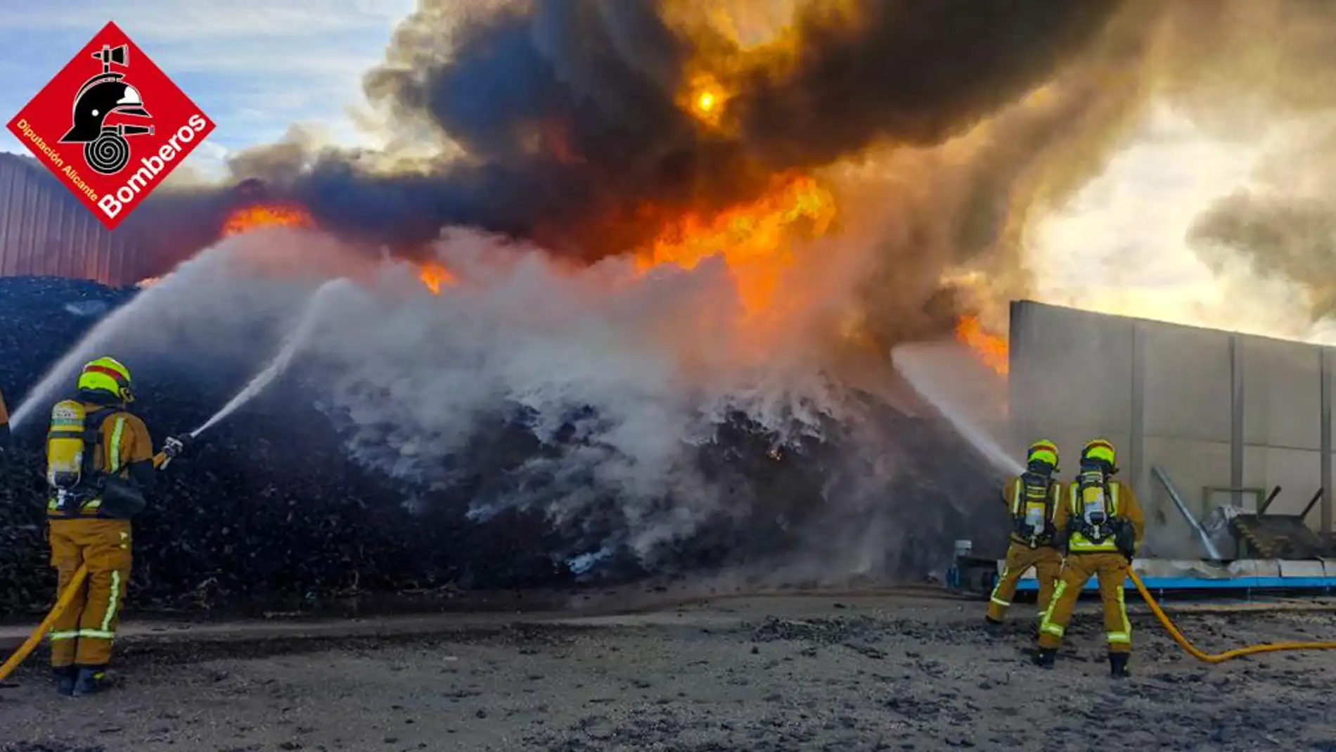 Efectivos de bomberos en el incendio de la fábrica de neumáticos de Aspe.