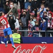 Ángel Correa celebra un gol ante el Rayo Vallecano 