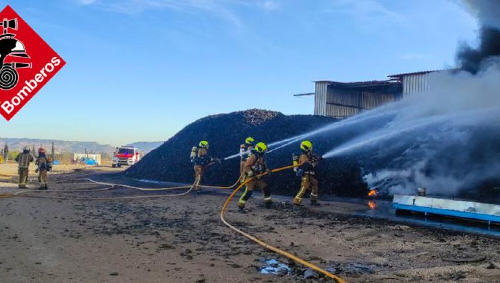 Efectivos de bomberos en el incendio de la fábrica de neumáticos de Aspe.