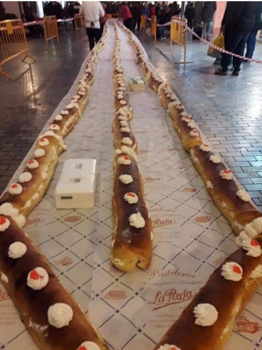 Pastelerías La Rosa elabora un año más el roscón solidario de Alcázar de San Juan Pastelerías La Rosa elabora un año más el roscón solidario de Alcázar de San Juan