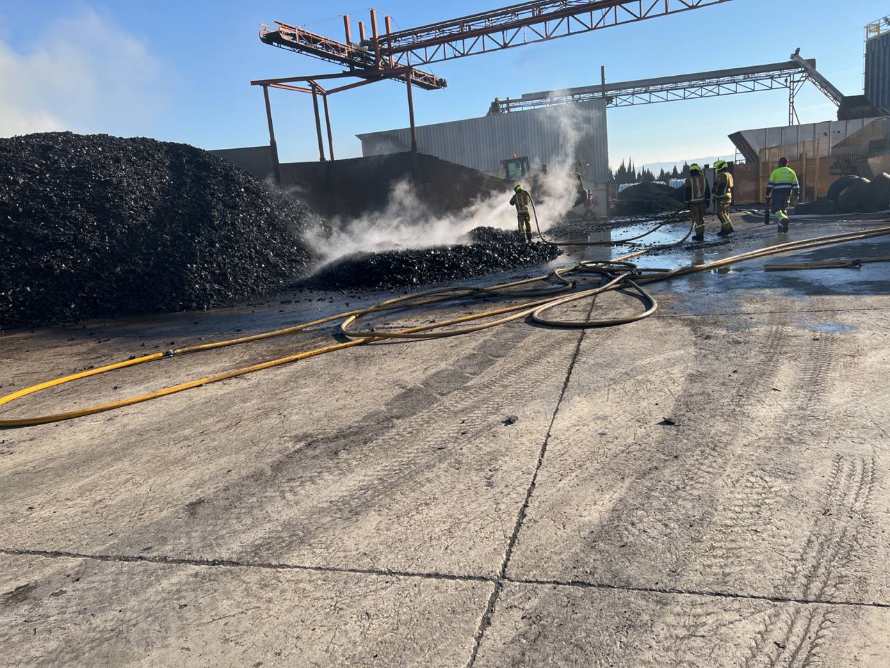 Efectivos de Bomberos siguen trabajando en la extinción total del incendio del almacén de neumáticos que ardió este domingo en Aspe Efectivos de Bomberos siguen trabajando en la extinción total del incendio del almacén de neumáticos que ardió este domingo en Aspe
