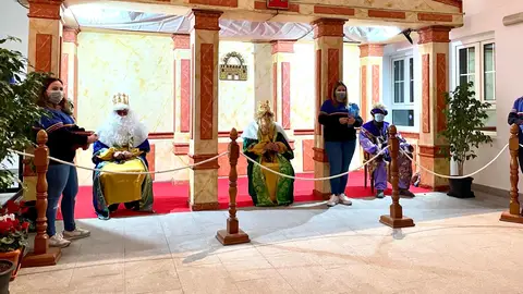 Los Reyes Magos reciben a los niños y niñas de la ciudad Los Reyes Magos reciben a los niños y niñas de la ciudad