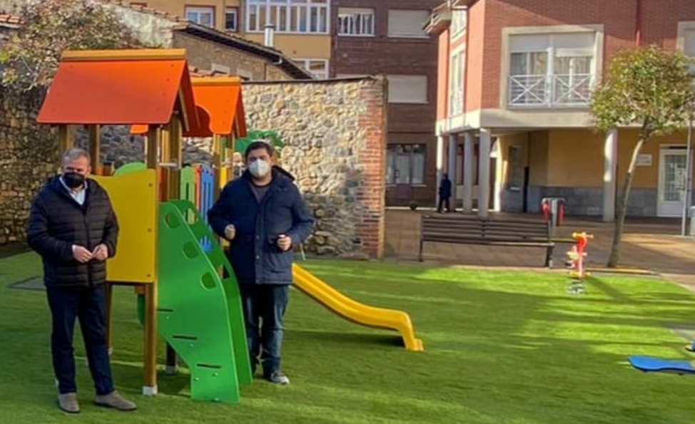 El Ayuntamiento de Parres completa la reforma del parque infantil de La Peruyal El Ayuntamiento de Parres completa la reforma del parque infantil de La Peruyal
