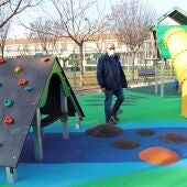 La Delegación de Mantenimiento renueva seis zonas de juegos infantiles y para personas mayores
