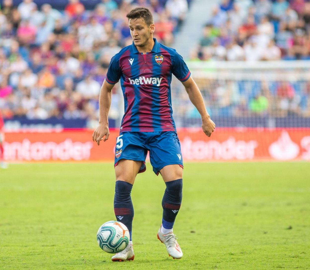 El Granada CF se interesa por Radoja, mediocentro del Levante UD. El Granada CF se interesa por Radoja, mediocentro del Levante UD.