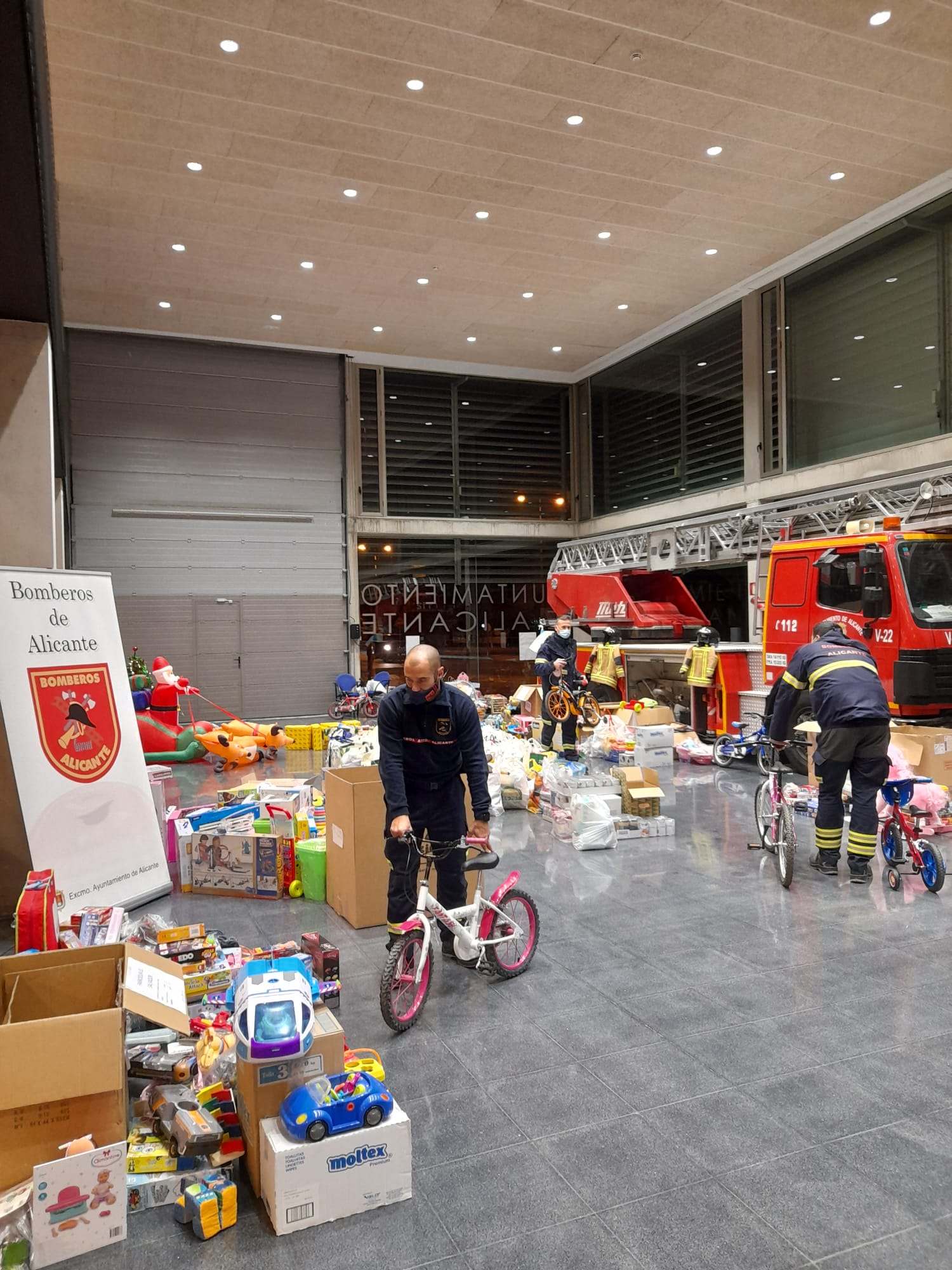 Los bomberos recogen seis toneladas de comida y 2.500 juguetes donados por particulares y empresas Los bomberos recogen seis toneladas de comida y 2.500 juguetes donados por particulares y empresas