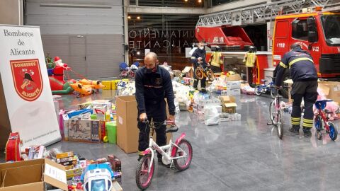 Los bomberos clasifican los juguetes recibidos Los bomberos clasifican los juguetes recibidos