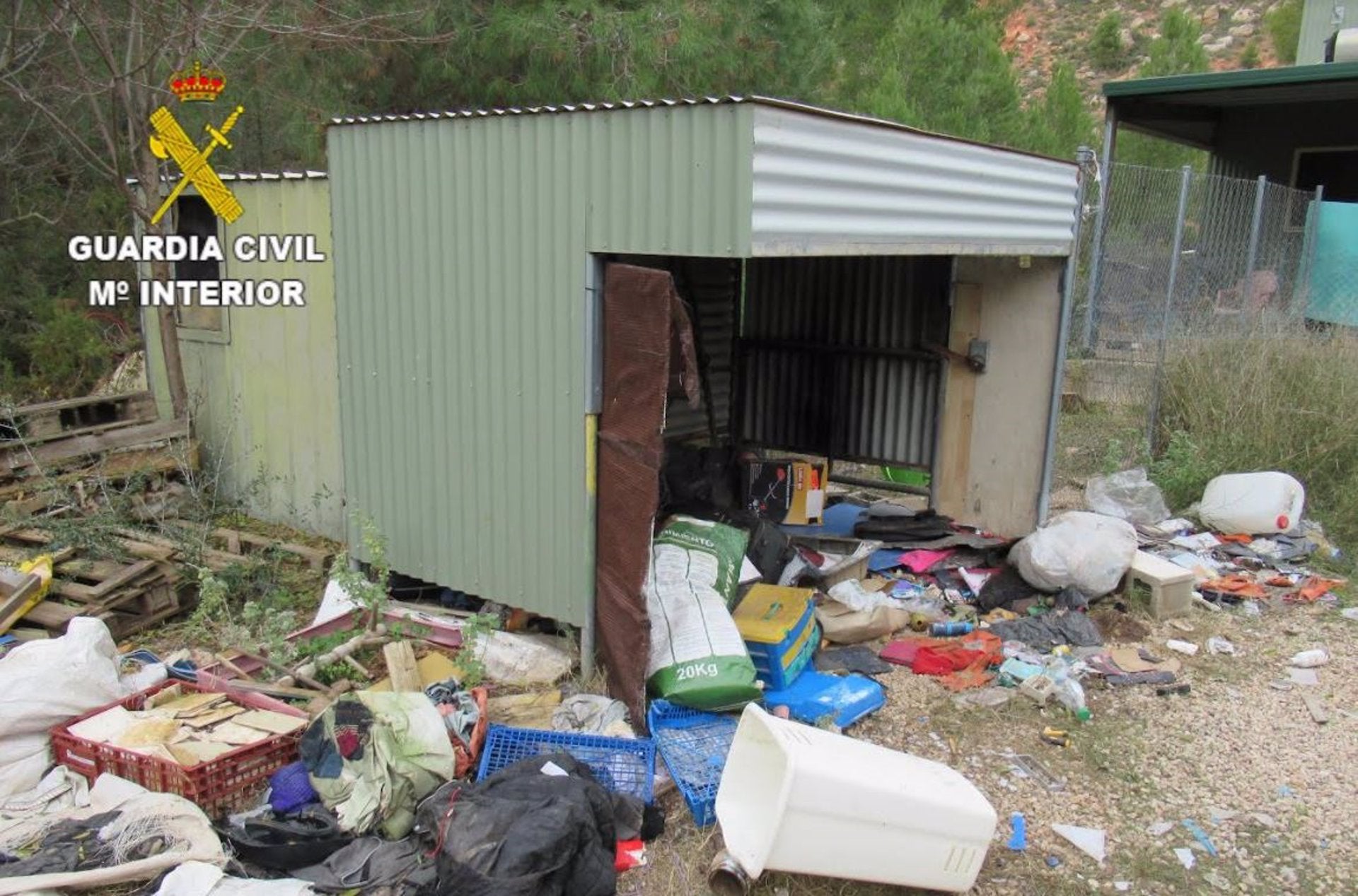 La Guardia Civil investiga a un hombre por maltrato animal a ocho perros en Zarra La Guardia Civil investiga a un hombre por maltrato animal a ocho perros en Zarra