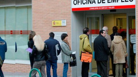 Cola en una oficina de empleo