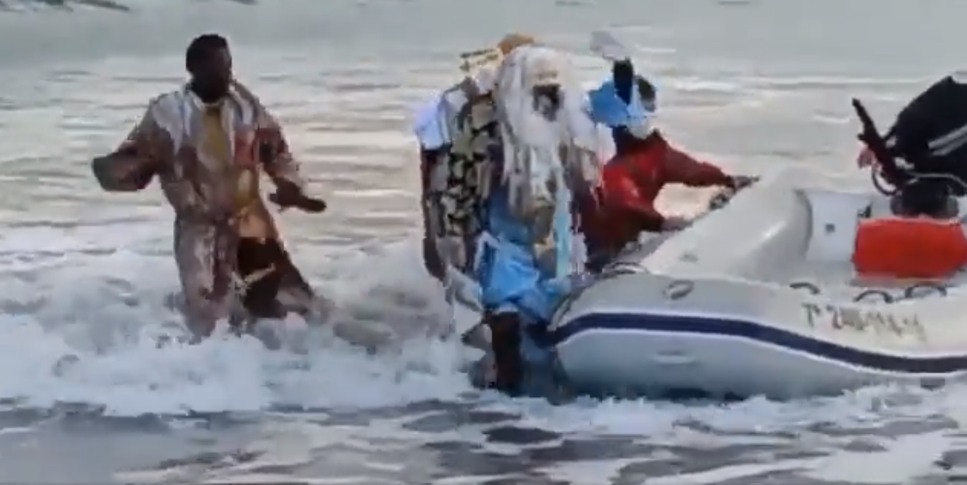 La comentada llegada de los Reyes Magos a Oropesa del Mar: una ola vuelca su lancha y caen al agua La comentada llegada de los Reyes Magos a Oropesa del Mar: una ola vuelca su lancha y caen al agua