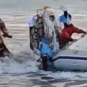 La comentada llegada de los Reyes Magos a Oropesa del Mar: una ola vuelca su lancha y caen al mar