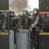 Policías antidisturbios en Kazajistán