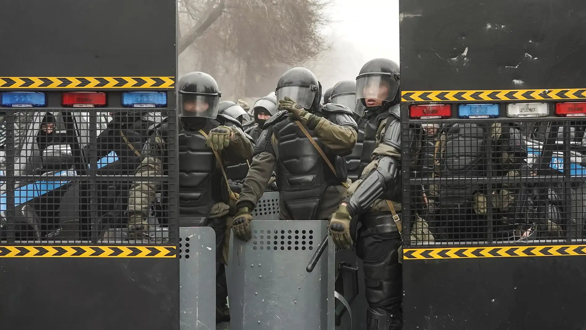 Policías antidisturbios en Kazajistán