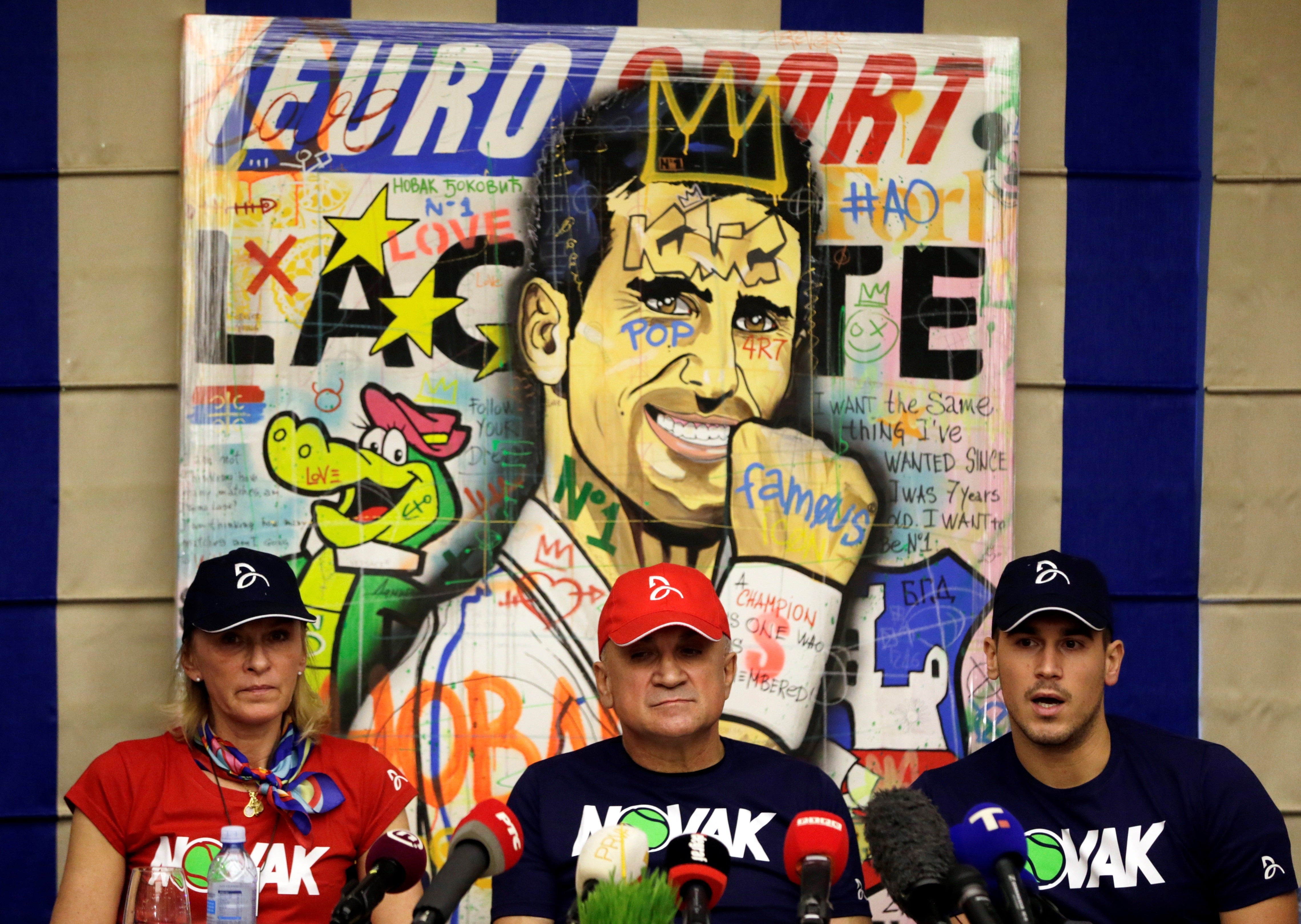 El padre de Djokovic estalla contra las autoridades de Australia: "Mi hijo es el Espartaco del nuevo mundo y todos deberían levantarse" El padre de Djokovic estalla contra las autoridades de Australia: "Mi hijo es el Espartaco del nuevo mundo y todos deberían levantarse"