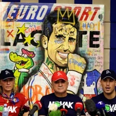 El padre de Djokovic estalla contra las autoridades de Australia: "Mi hijo es el Espartaco del nuevo mundo y todos deberían levantarse contra esta injusticia" El padre de Djokovic estalla contra las autoridades de Australia: "Mi hijo es el Espartaco del nuevo mundo y todos deberían levantarse contra esta injusticia"