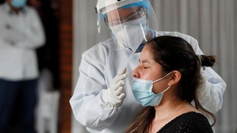 Una mujer haci&eacute;ndose una PCR