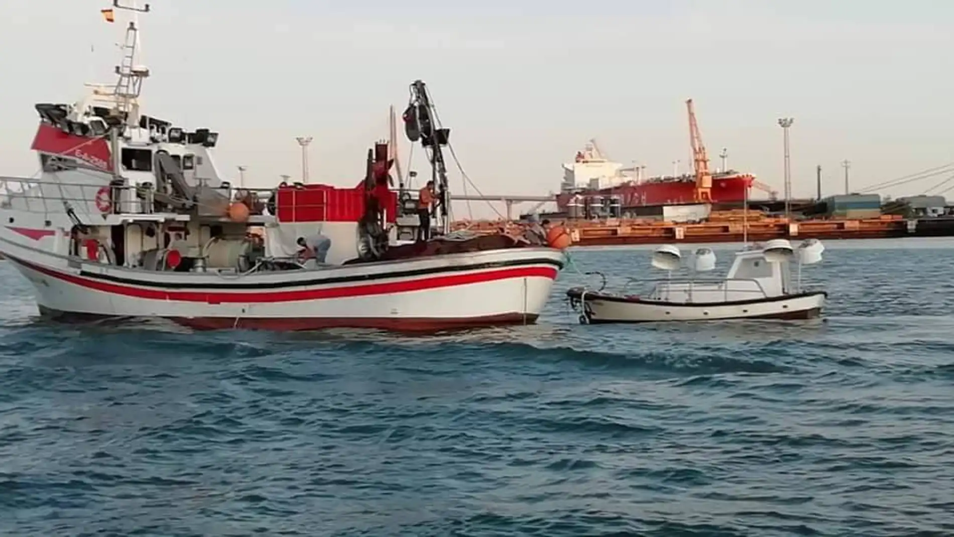 Un barco de cerco pesquero en Barbate