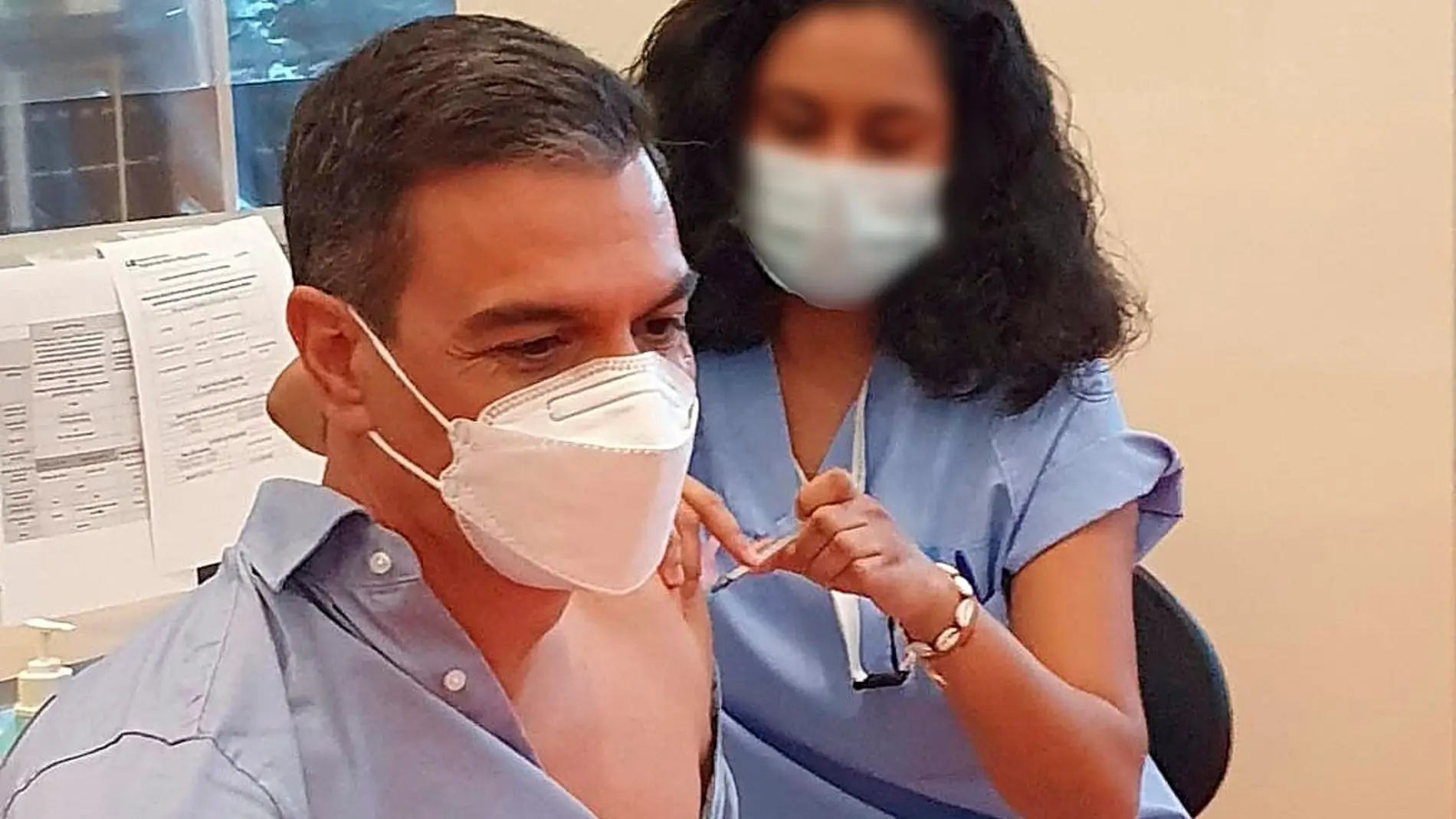 Pedro Sánchez recibe la tercera dosis de la vacuna contra el coronavirus 